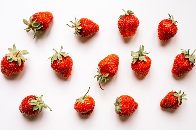 Modèle de vraies fraises de baies biologiques de ferme honnête isolées sur fond blanc. vue de dessus de la nourriture d'été saisonnière, mise à plat