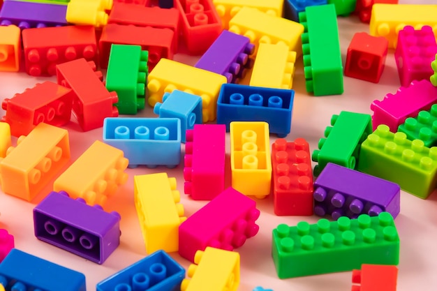 Modèles de bloc de construction en plastique coloré jouet isolé pour enfants