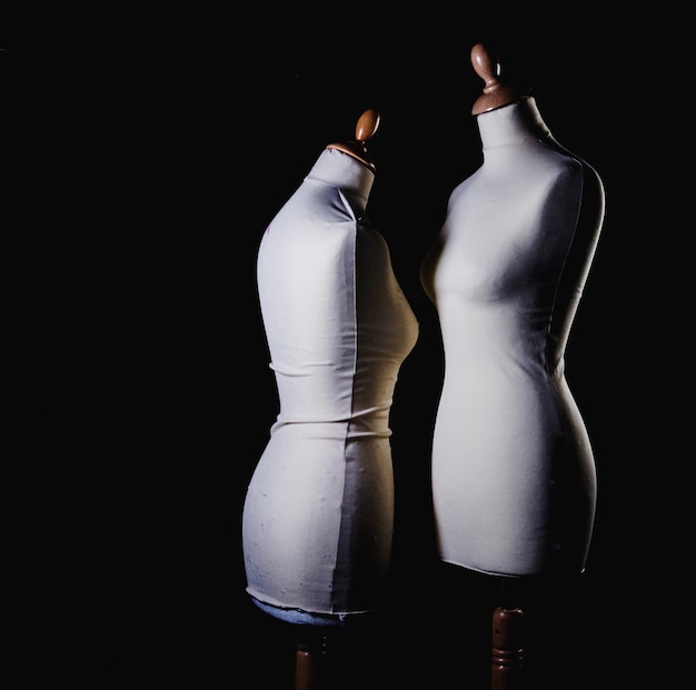 Des modèles de couturières sur un fond noir