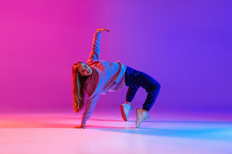 Photo modèles féminins sportifs élégants dansant la danse contemporaine