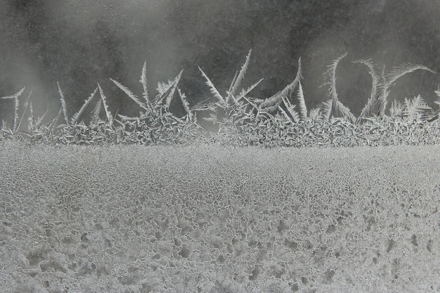 Modèles de glace sur une fenêtre d'hiver