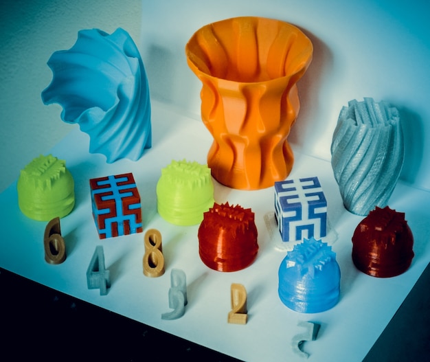 Modèles imprimés par imprimante 3D. Imprimante 3d imprimée d'objets colorés