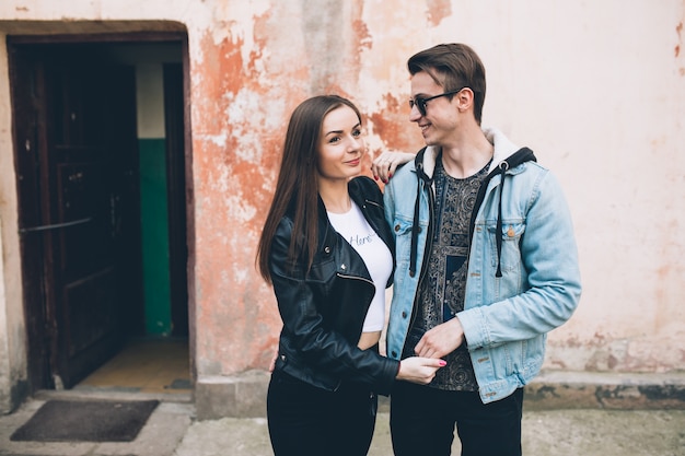 Modèles joyeux jeune couple dans la ville