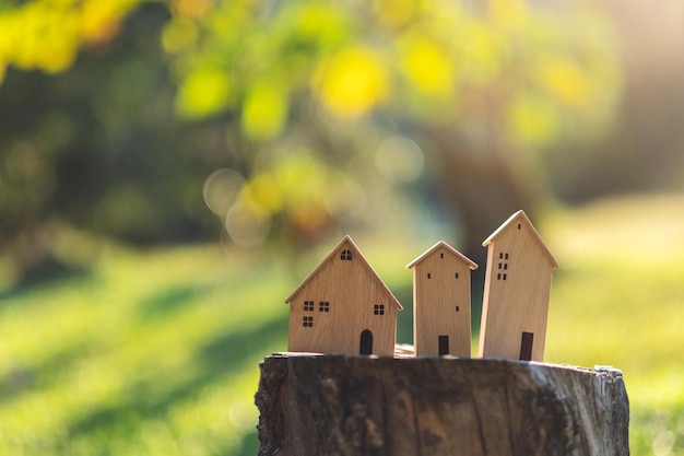 Modèles de maison en bois sur souche d'arbre à l'extérieur