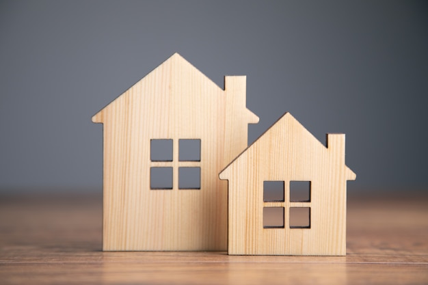 Modèles de maisons en bois sur la table