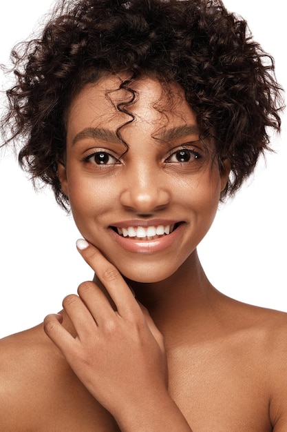 Modèles de soins de la peau afro-américains avec une peau parfaite et des cheveux bouclés Concept de traitement de spa de beauté