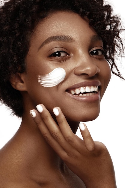 Modèles de soins de la peau afro-américains avec une peau parfaite et des cheveux bouclés Concept de traitement de spa de beauté