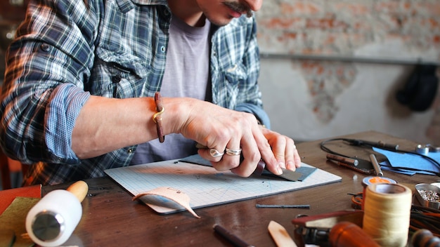 Modélisation de la conception d'un portefeuille, portefeuille sur commande. Lieu de travail d'un artisan du cuir dans l'atelier