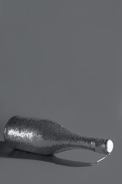 Moderne modèle de conception avec bouteille de champagne recouverte de paillettes en couleur gris à la mode