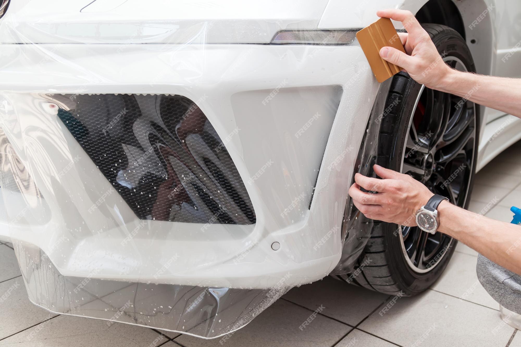 En Modernisant La Voiture Avec Un Film Protecteur Transparent