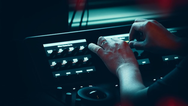 Modifier le panneau de contrôle de la production vidéo en studio Montage de l'éditeur et qualité du film dans la salle de publication du film