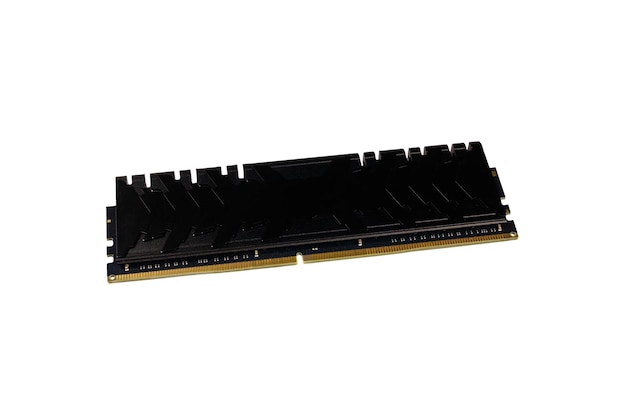 Module DDR4 de mémoire à accès aléatoire moderne isolé sur fond blanc