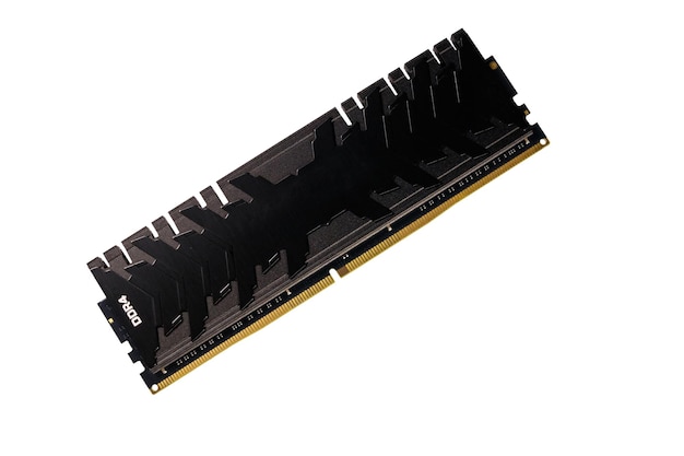 Module DDR4 de mémoire à accès aléatoire moderne isolé sur fond blanc