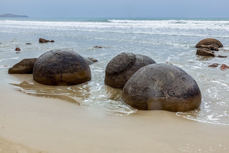 Photo moeraki boulders à koekohe beach sur la côte d'otago en nouvelle-zélande