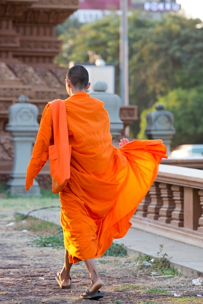 Moine cambodgien vêtu d'orange à Phnom Penh Cambodge