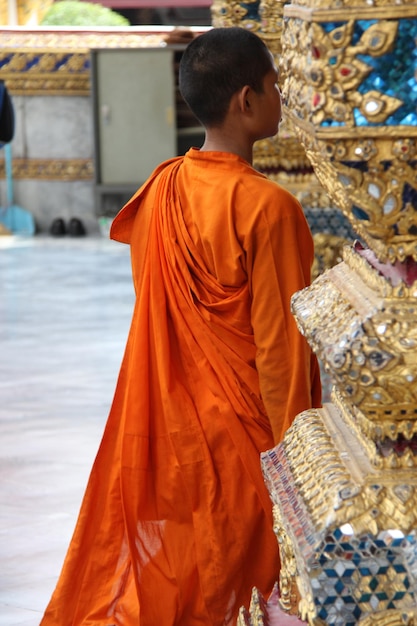 Photo un moine dans un temple avec de l'or et de l'argent