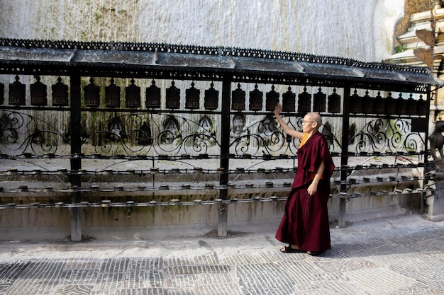 Un moine fait le tour du stupa de Swyambhunath.