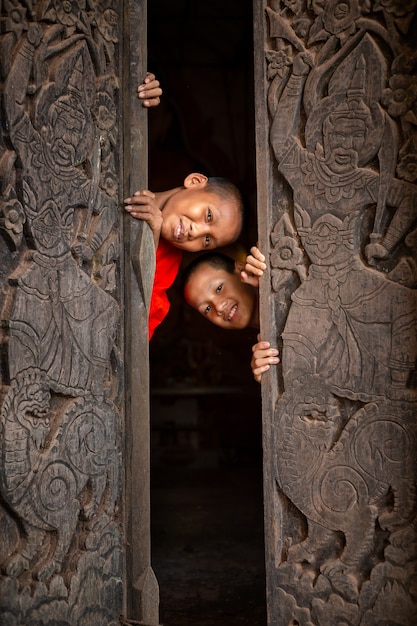 Le moine novice ouvre la porte à l&#39;idée d&#39;ouvrir l&#39;esprit pour apprendre le monde entier.