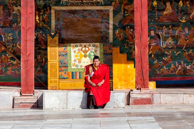 Des moines bouddhistes non identifiés souriants prient au monastère de Boudhanath, Sichuan, Chine