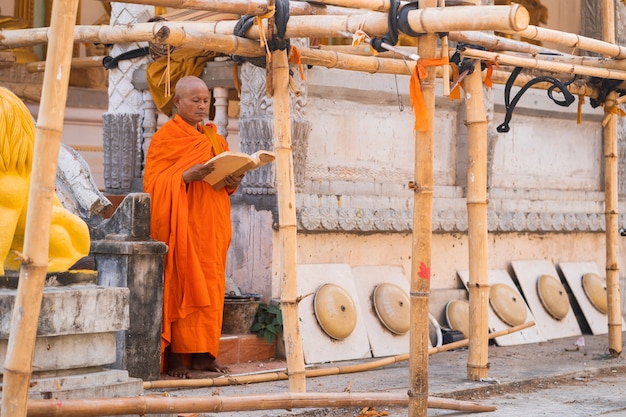 Les moines en Thaïlande lisent des livres