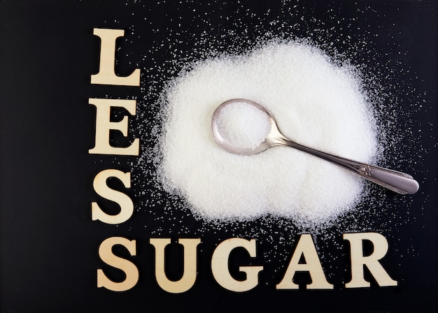 Photo moins de texte de sucre à partir des lettres et du sucre glisser sur une cuillère