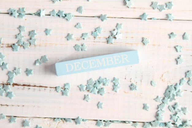 Le mois de décembre est écrit sur une barre en bois. Fond pour le calendrier.