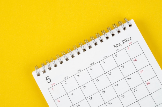 Mois de mai, bureau du calendrier 2022 pour l'organisateur à la planification et rappel sur fond jaune.