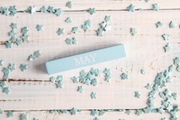 Le mois de mai est écrit sur une barre en bois. Fond pour le calendrier.