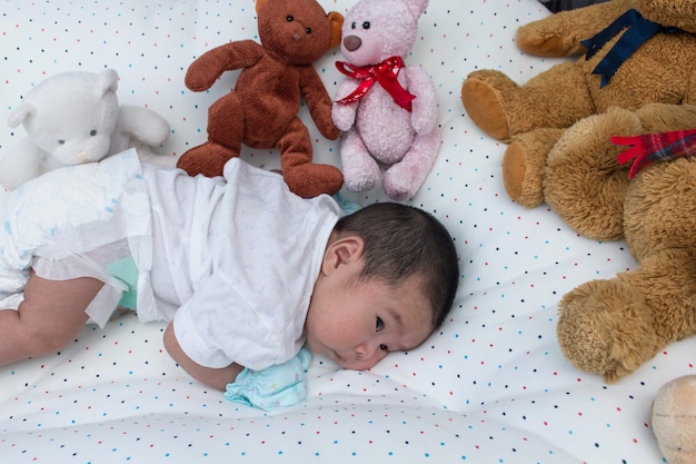 Un mois nouveau-né couché sur un chiffon doux