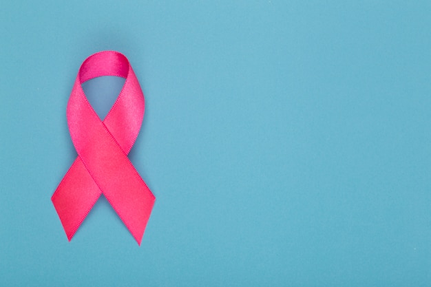 Mois de la sensibilisation au cancer du sein. Ruban rose symbole du mois mondial du cancer du sein en octobre et concept de soins de santé. Espace copie