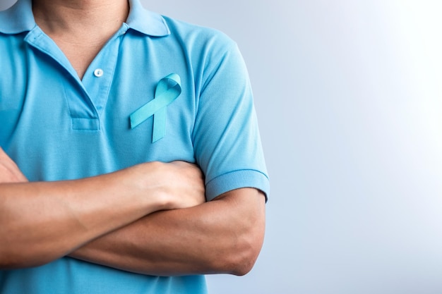 Mois de la sensibilisation au cancer de la prostate de novembre bleu Homme en chemise bleue avec ruban bleu pour soutenir la vie et la maladie des personnes Soins de santé Hommes internationaux Père Diabète et Journée mondiale du cancer