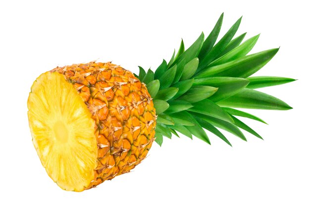 La moitié d'ananas isolé sur blanc