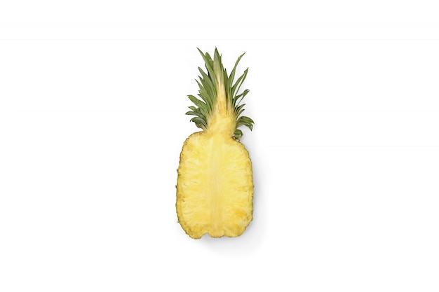 La moitié d&#39;ananas juteux mûrs isolé sur blanc