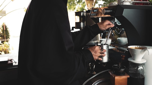 Photo la moitié d'un barista préparant du café dans un café