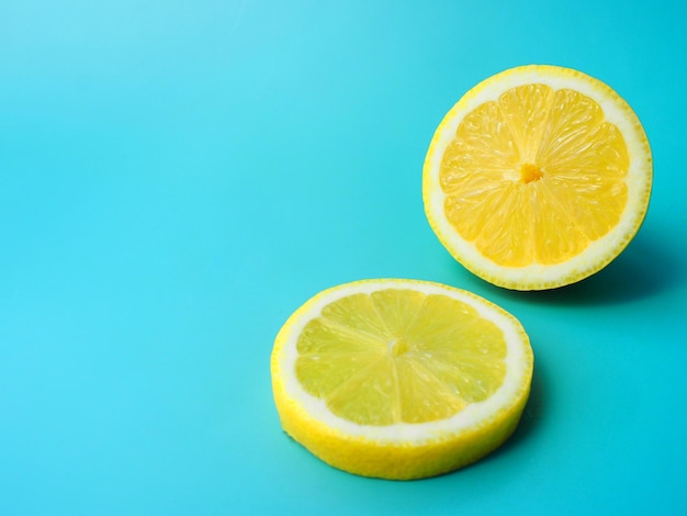 La moitié d'un citron et une diapositive sur un fond bleu