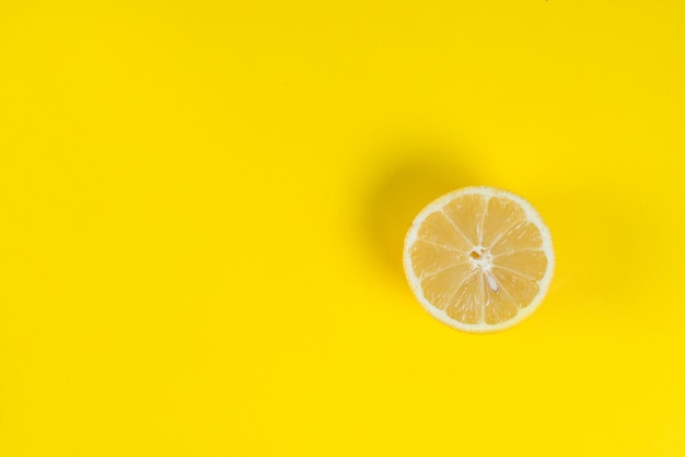 La moitié d'un citron juteux frais sur un fond de couleur vive