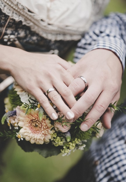 Photo la moitié d'un couple avec un bouquet à l'extérieur