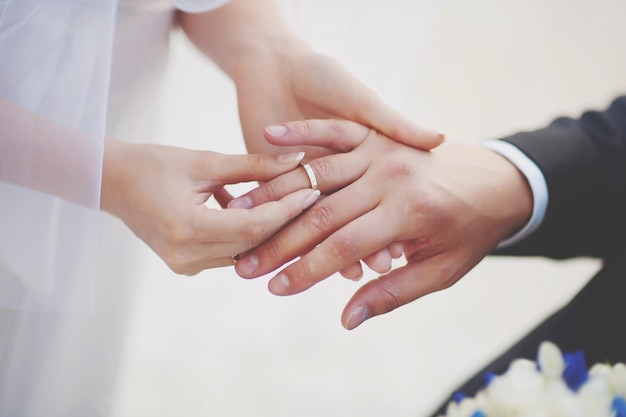La moitié d'un couple échangeant une bague de mariage