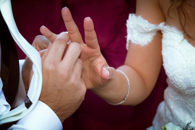 Photo la moitié d'un couple de jeunes mariés