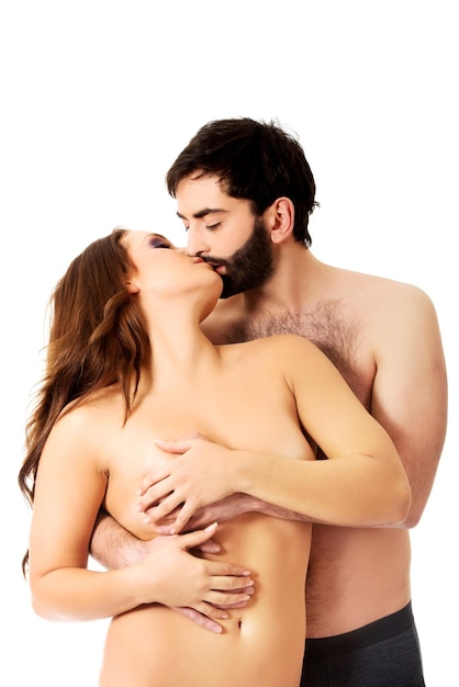 La moitié d'un couple romantique nu s'embrassant sur un fond blanc