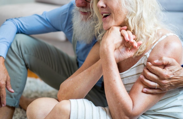 Photo la moitié d'un couple s'embrassant