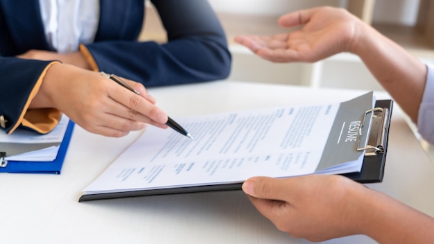 La moitié d'un couple se tenant par la main sur la table