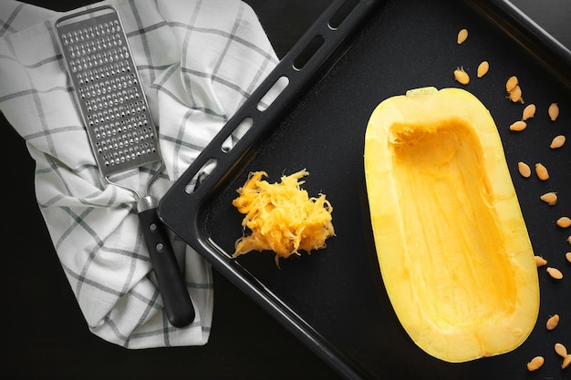 La moitié de la courge spaghetti fraîche sur une plaque à pâtisserie