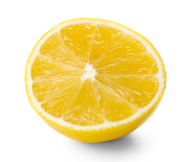 La moitié du citron frais isolé sur blanc