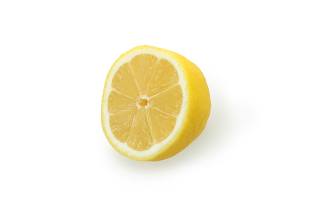 La moitié du citron isolé sur blanc