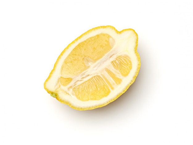 La moitié du citron isolé sur fond blanc