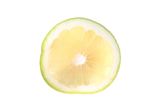 La moitié du citron vert isolé sur fond blanc