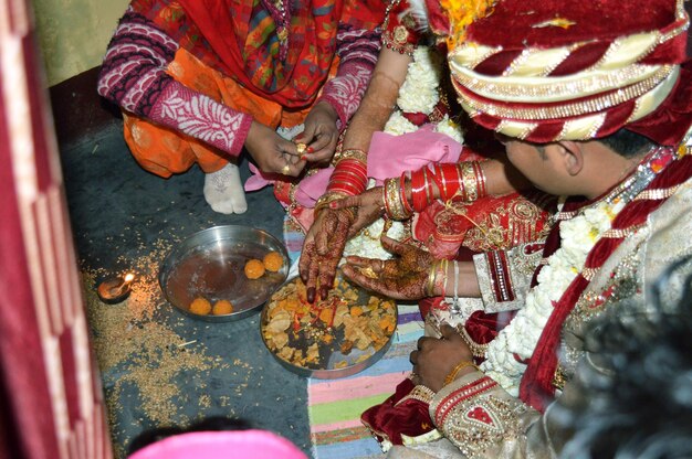 Photo la moitié du couple lors de la cérémonie de mariage