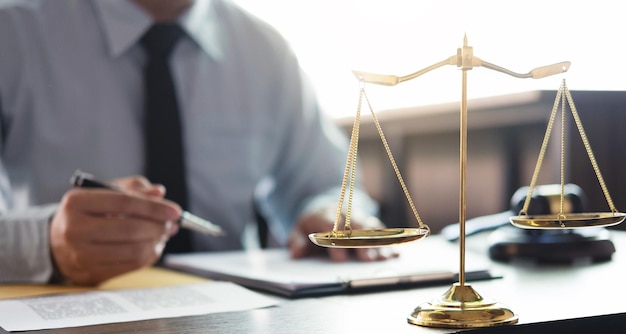 La moitié du juge à la table dans la salle d'audience