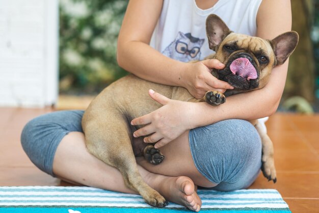 Photo la moitié d'une femme avec un chien assise à l'extérieur